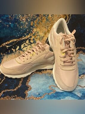 Reebok Classic Leather Sneakers Size 9 Blush Pink Suede Casual Comfort Shoes